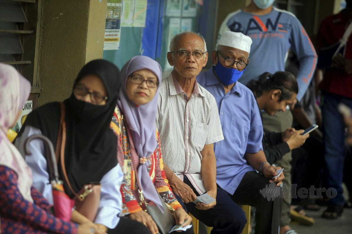 Orang ramai yang hadir menunaikan tanggungjawab untuk mengundi di SK Seksyen 20, Shah Alam bagi kerusi Dun Batu Tiga . FOTO GENES GULITAH