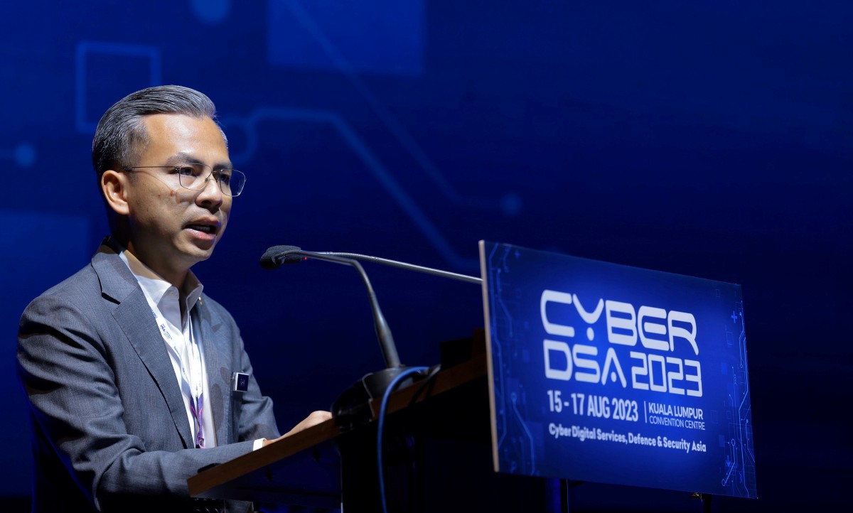 FAHMI berucap merasmikan pembukaan Persidangan Pertahanan Siber Digital dan Expo Keselamatan Asia (CyberDSA) 2023 di Pusat Konvensyen Kuala Lumpur (KLCC) hari ini. FOTO Bernama.