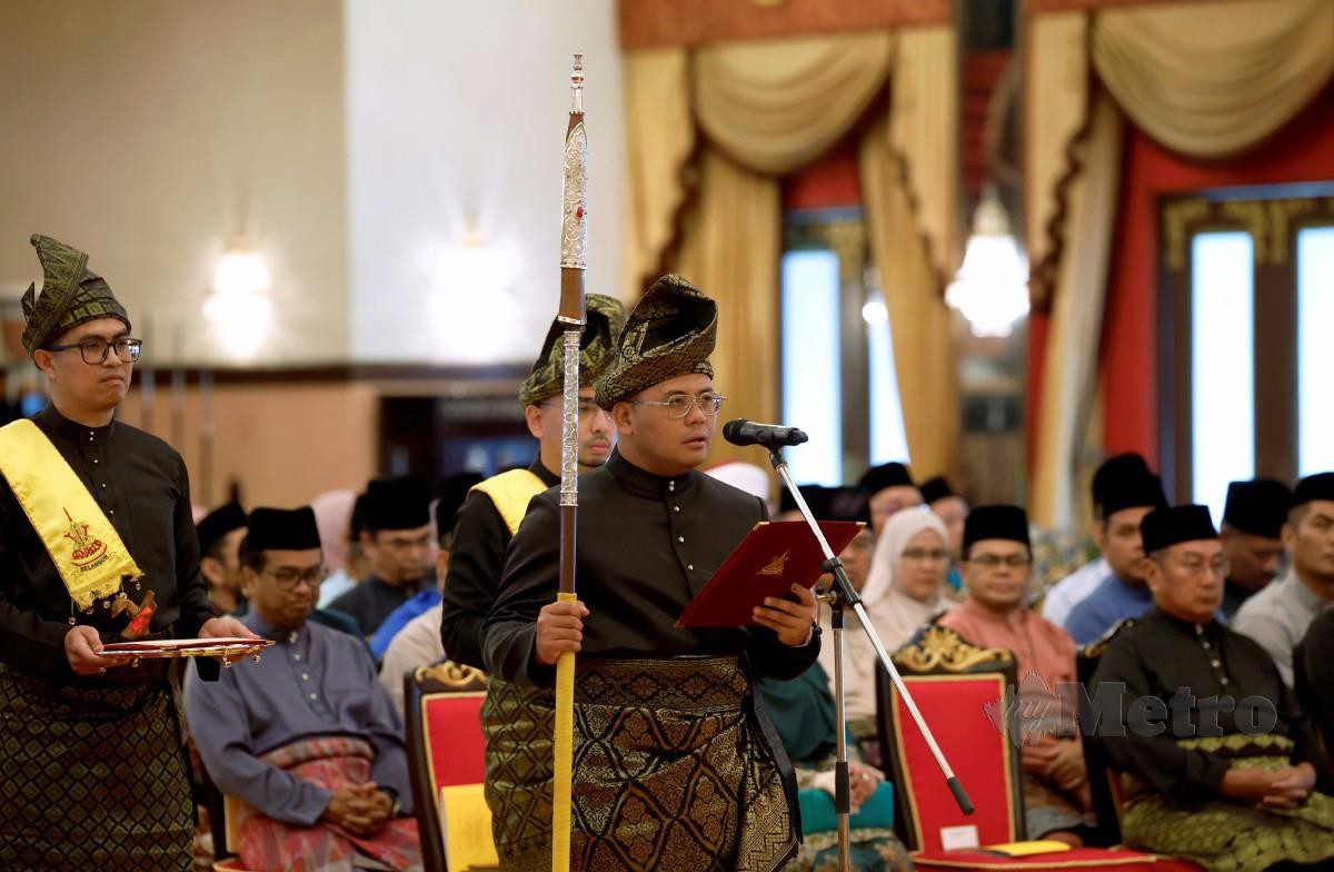 AMIRUDIN mengangkat sumpah jawatan dan ikrar aku janji Menteri Besar Selangor di hadapan Sultan Sharafuddin di Istana Alam Shah. FOTO Bernama