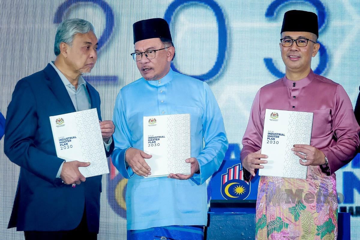 ANWAR (tengah) Ahmad Zahid (kiri) dan Menteri Pelaburan, Perdagangan dan Industri, Tengku Datuk Seri Zafrul Tengku Abdul Aziz melancarkan NIMP 2030. FOTO Asyraf Hamzah