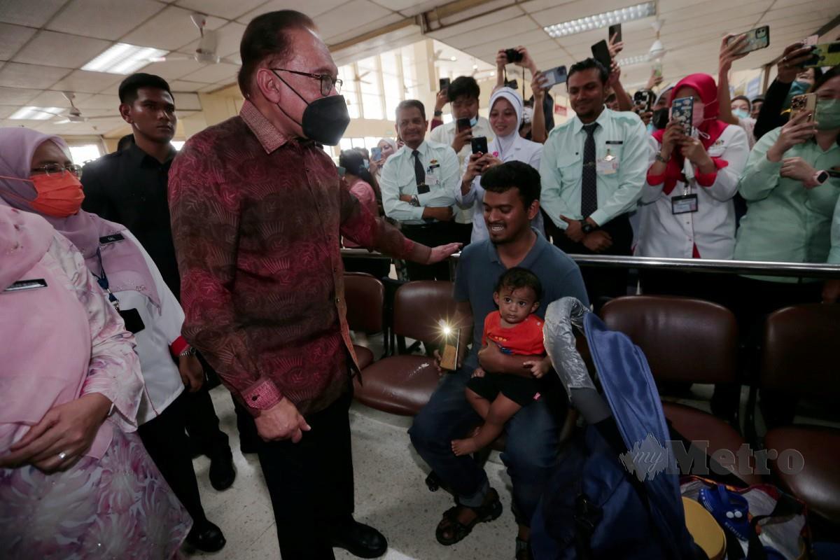 ANWAR beramah mesra bersama orang ramai ketika lawatan ke HSA. FOTO Nur Aisyah Mazalan