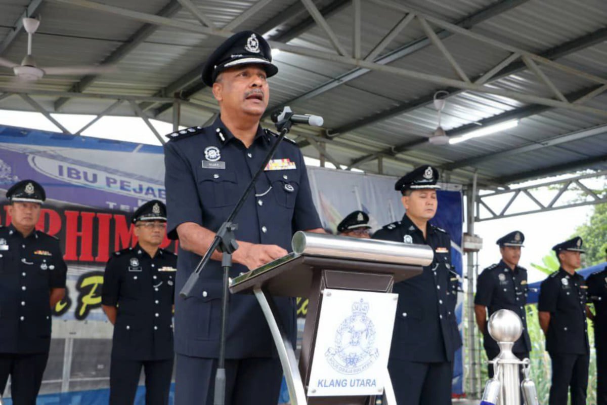 VIJAYA Rao menyampaikan ucapan pada Majlis Perhimpunan Bulanan Ibu Pejabat Polis Daerah Klang Utara. FOTO ihsan Polis