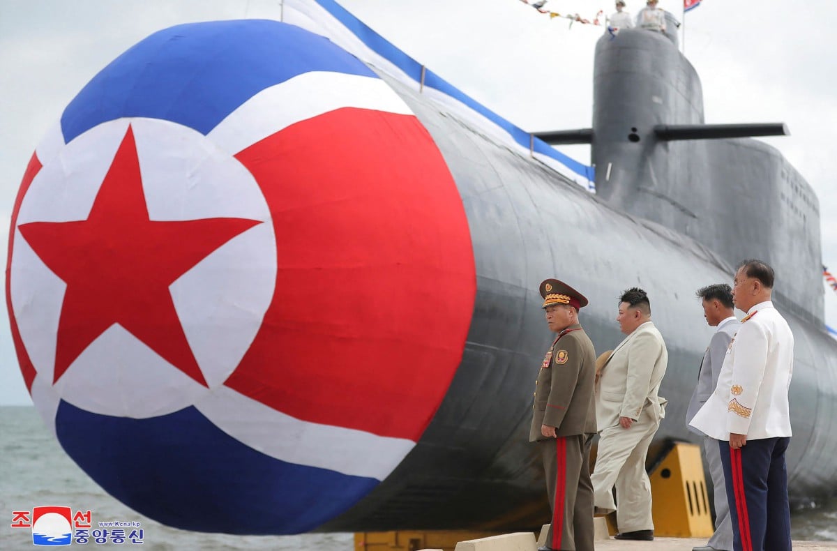 KIM Jong Un (dua kiri) pada majlis pelancaran kapal selam baharu. FOTO AFP/KCNA/KNS