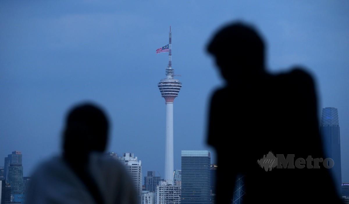KIBARAN Jalur Gemilang di puncak Menara Kuala Lumpur, semalam, sempena Hari Malaysia 2023 yang bertemakan Malaysia MADANI: Tekad Perpaduan Penuhi Harapan. FOTO Hairul Anuar Rahim