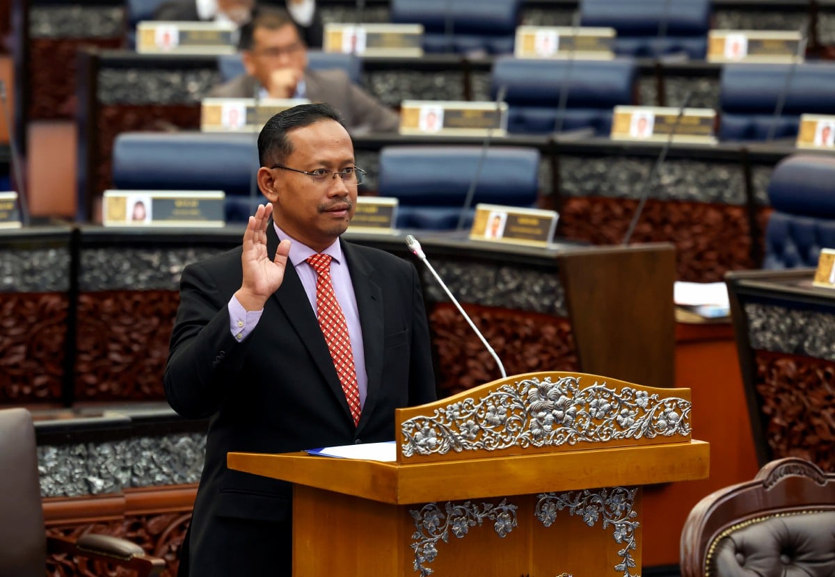 SUHAIZAN mengangkat sumpah sebagai Ahli Parlimen Pulai di hadapan Yang Dipertua Dewan Rakyat Tan Sri Johari Abdul.