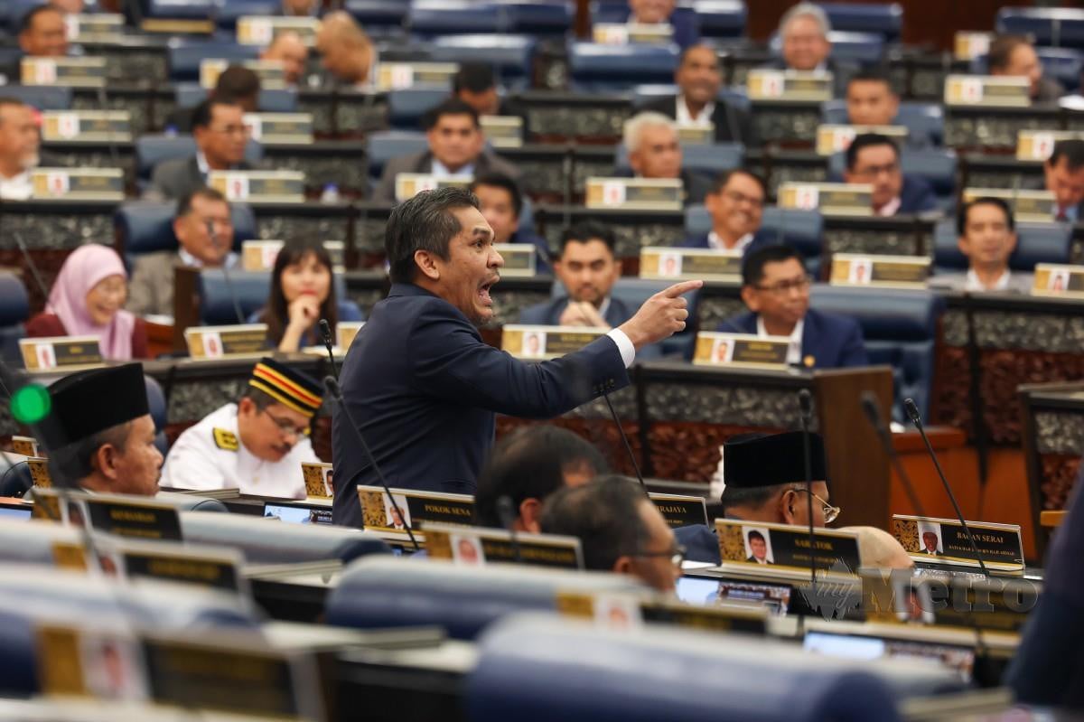 RADZI Jidin bangun mencelah ketika Anwar menggulung perbahasan usul KSP RMK12 di Dewan Rakyat. FOTO Bernama