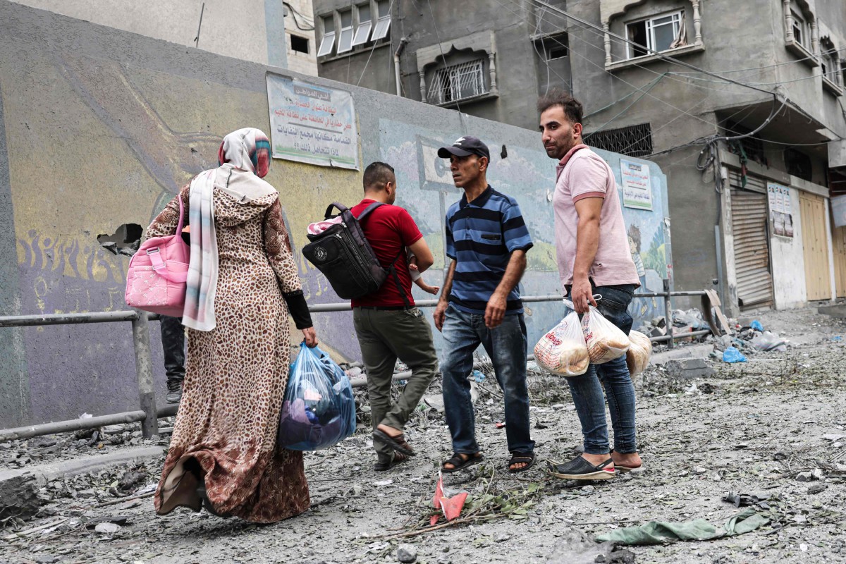 RAKYAT Palestin meninggalkan kediaman mereka selepas serangan Israel ke atas Gaza. FOTO AFP