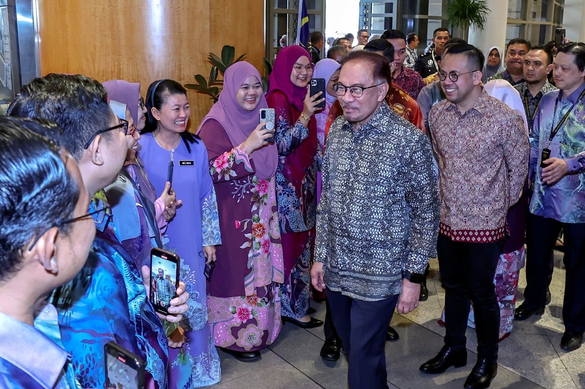 ANWAR bersama petugas Belanjawan 2024 ketika tinjauan Belanjawan 2024 Malaysia MADANI di Kementerian Kewangan. FOTO Bernama