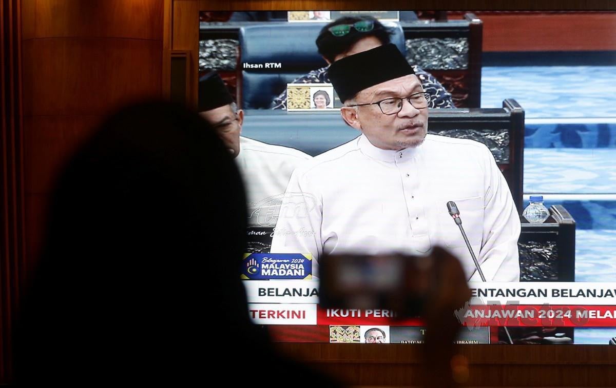 KAKITANGAN awam mendengar pembentangan Belanjawan 2024 oleh Perdana Menteri Datuk Seri Anwar Ibrahim di Putrajaya. FOTO Mohd Fadli Hamzah