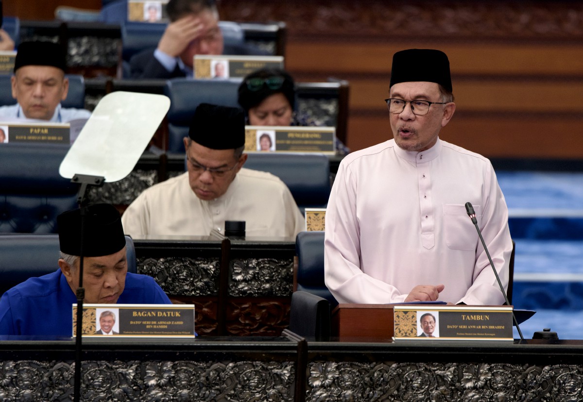 ANWAR membentangkan Belanjawan 2024 Malaysia Madani di Dewan Rakyat. FOTO ihsan PMO