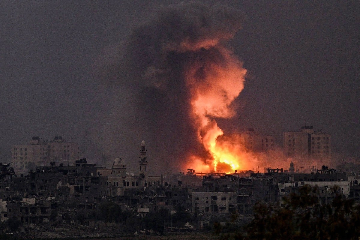 LETUPAN akibat pengeboman oleh tentera Israel di utara Semenanjung Gaza pada 14 Oktober. FOTO AFP