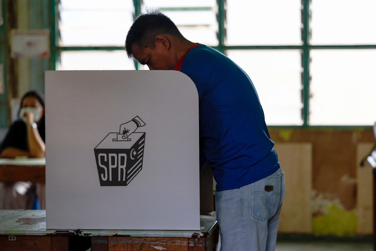 PENGUNDI menunaikan tanggungjawab mengundi di Pusat Mengundi Sekolah Kebangsaan Bintulu. FOTO Bernama