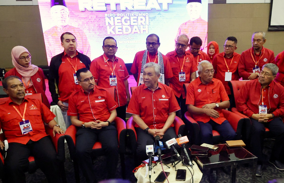 AHMAD Zahid (duduk, tengah) pada sidang media selepas perasmian Retreat Biro Politik UMNO Bahagian-Bahagian Kedah. FOTO Bernama