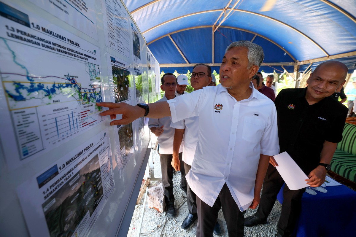 AHMAD Zahid melihat pelan perancangan mitigasi keseluruhan pembangunan lembangan sungai bersepadu Sungai Semantan.
