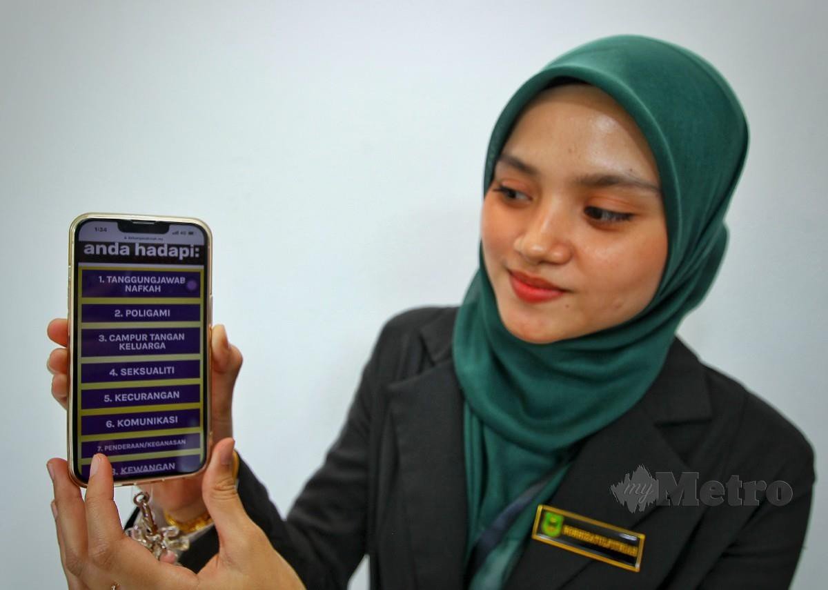 KAKITANGAN MAINS, Norhizatulfitriah Mohd Zin menunjukkan aplikasi E-Terapi Sakinah sempena Simposium Penyelidikan MAINS. FOTO Azrul Edham