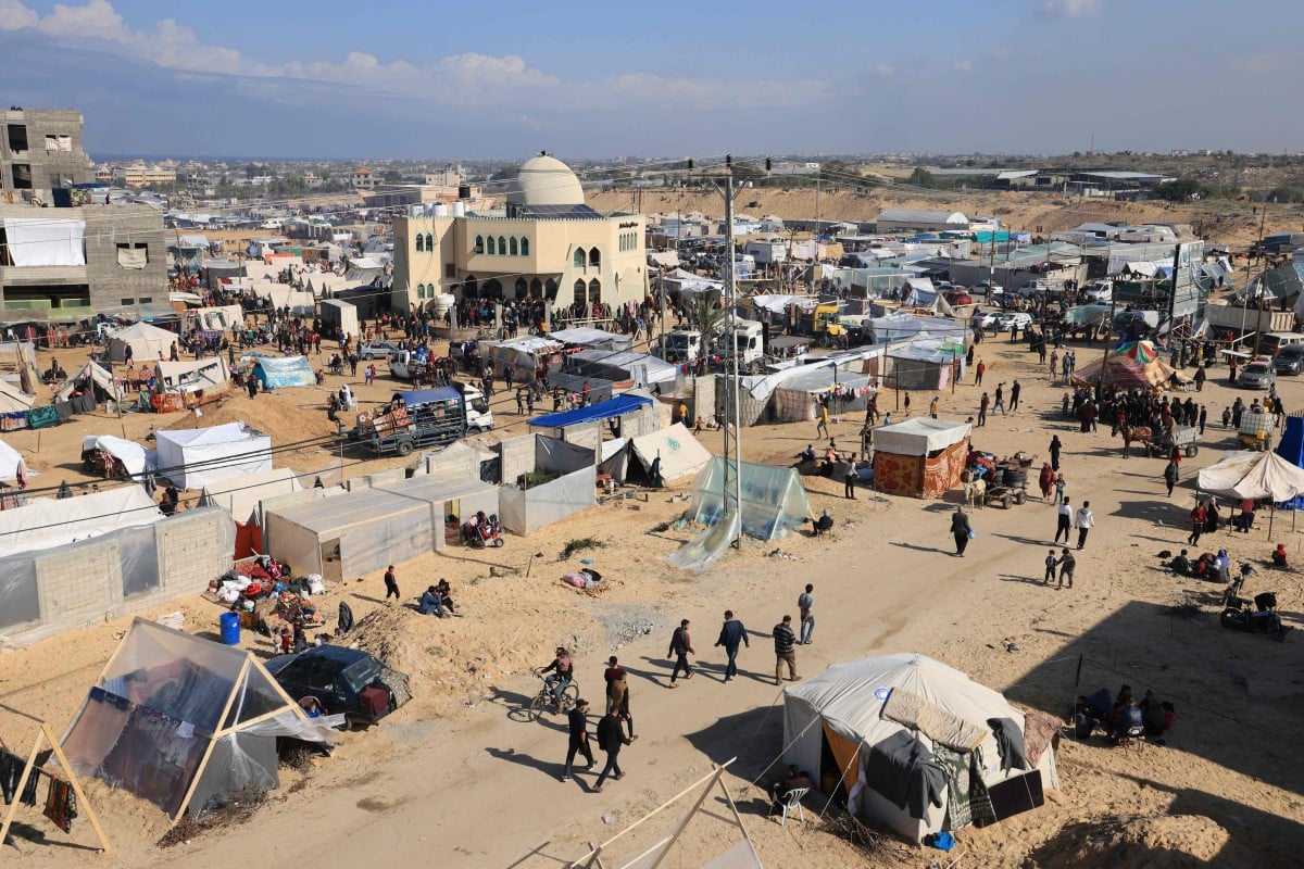 RAKYAT Palestin dari Khan Yunis mendirikan khemah di Rafah susulan serangan udara dan darat Israel tanpa henti ke atas wilayah tersebut. FOTO AFP