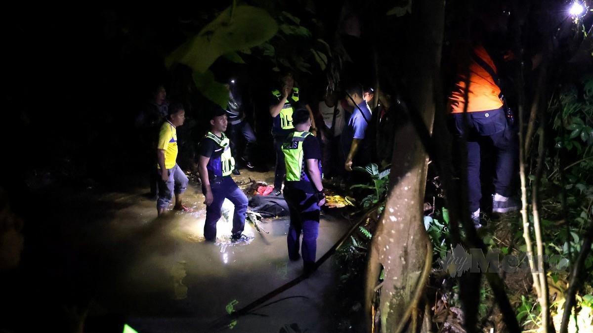 ANGGOTA Polis bersama penduduk menjumpai mayat Zayn Rayan di dalam anak sungai di belakang kawasan perumahan Flat Idaman Damansara Damai pada 6 Disember 2023. FOTO Bernama