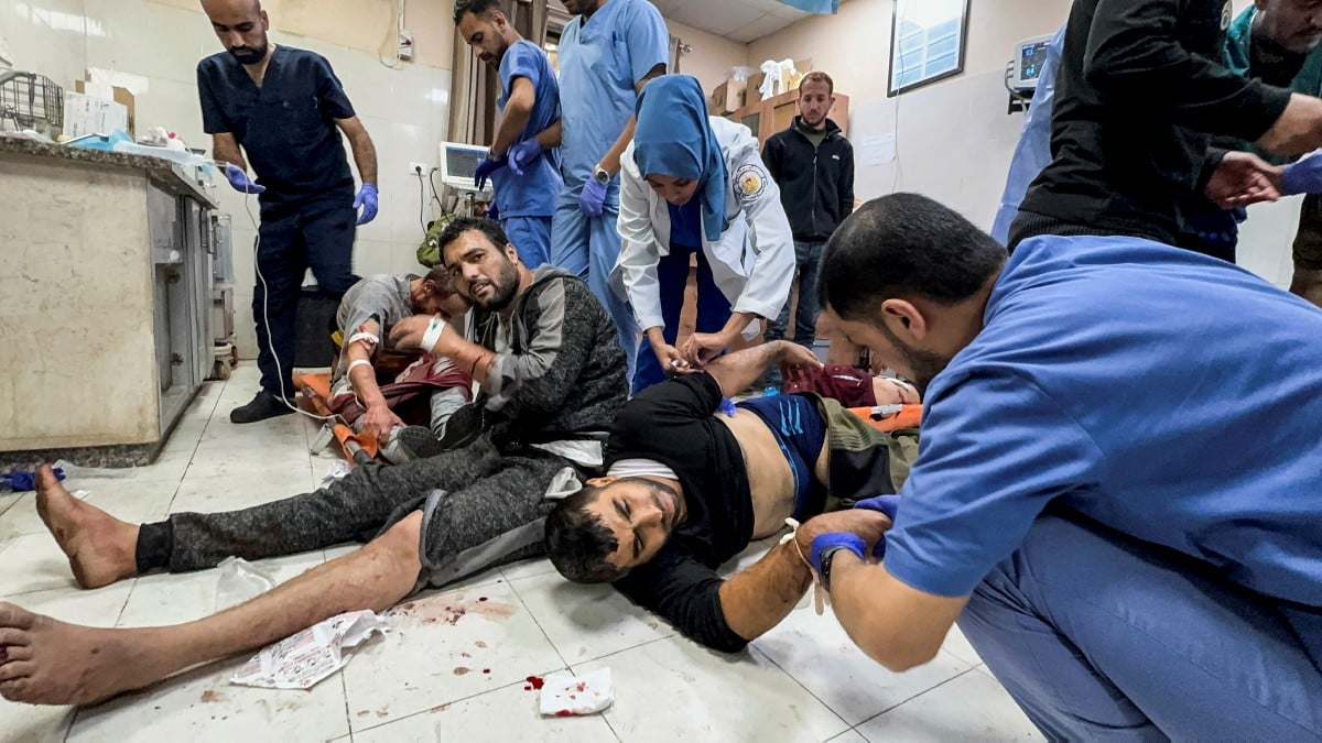 WARGA Palestin yang cedera akibat serangan Israel mendapat rawatan di hospital Nasser. FOTO Reuters
