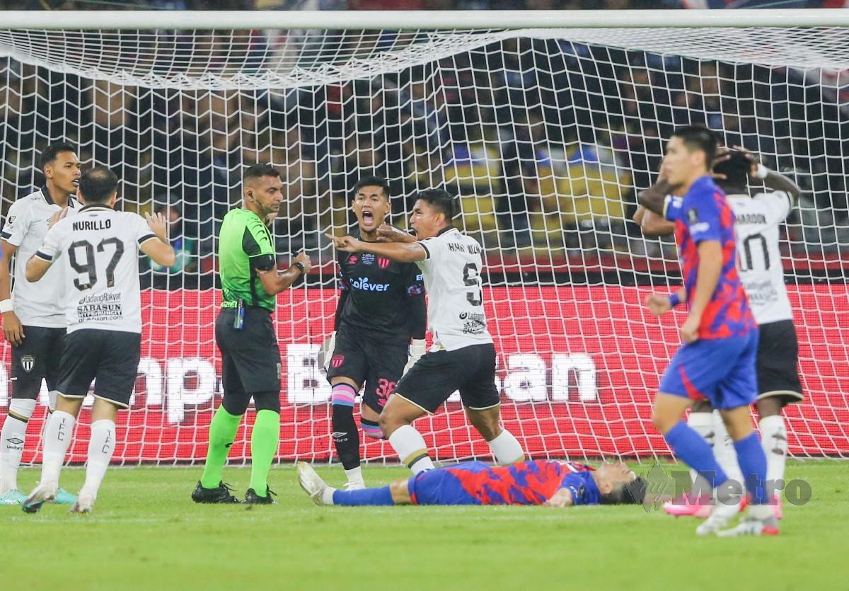 PEMAIN Terengganu cuba membantah keputusan pengadil selepas memberi penalti kepada JDT pada perlawanan akhir Piala Malaysia 2023 di Stadium Nasional Bukit Jalil, Jumaat lalu. FOTO arkib NSTP