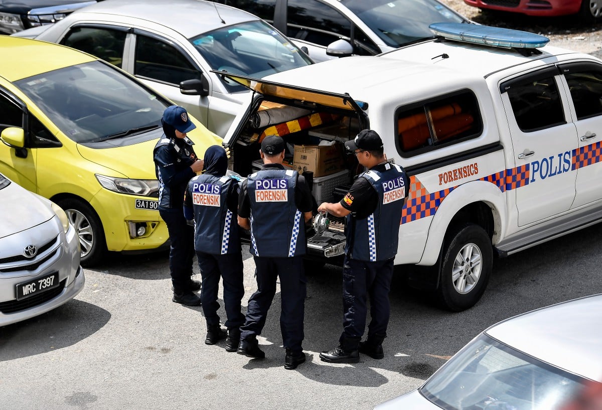 ANGGOTA Unit Forensik Polis Diraja Malaysia (PDRM) tiba di lokasi penemuan mayat Zayn Rayyan yang berada sejauh 200 meter dari kediamannya di Apartment Idaman, Damansara Damai, bagi meneruskan siasatan. FOTO Bernama