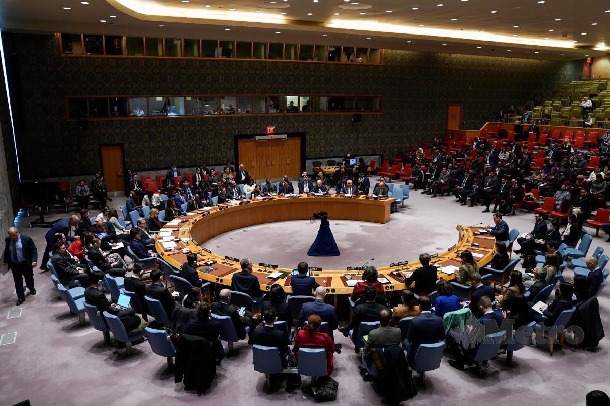 ANGGOTA Majlis Keselamatan PBB bermesyuarat berkaitan resolusi memantau dan meningkatkan bantuan ke Gaza. FOTO Reuters