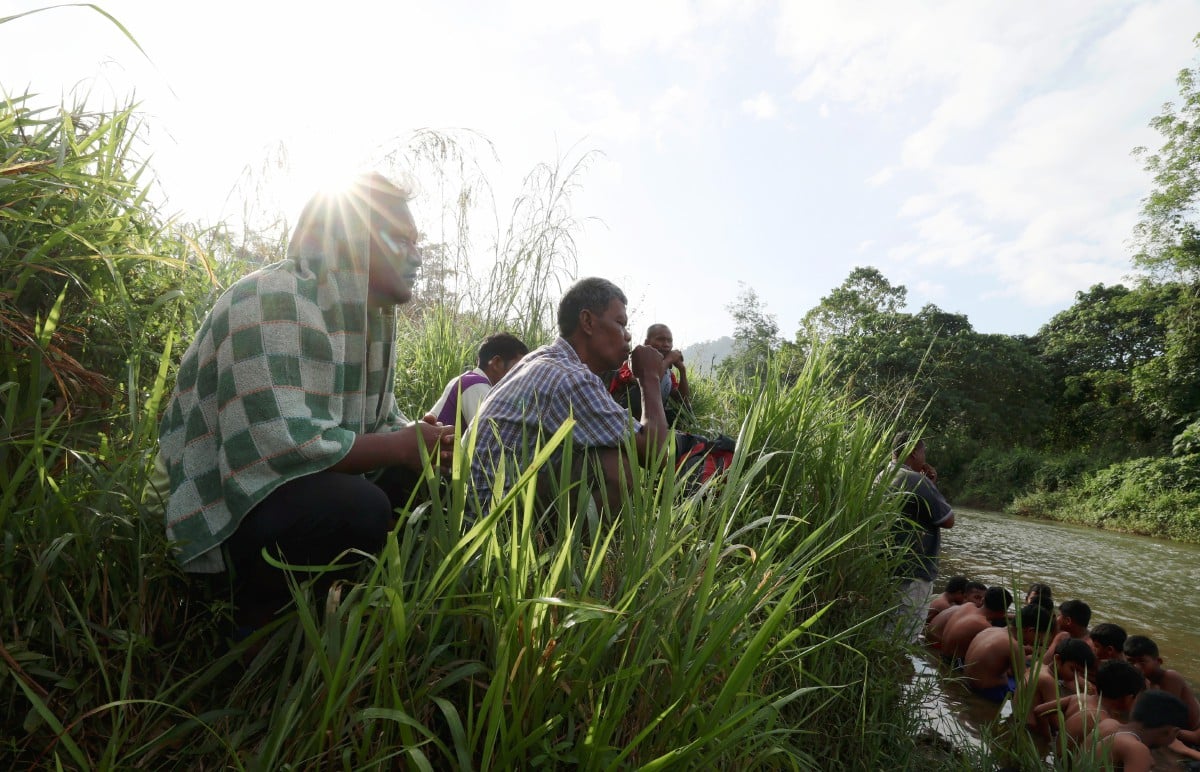 Tok Mudim membaca mentera ketika membawa peserta sunat mengikuti Upacara Berendam Sungai. FOTO Bernama