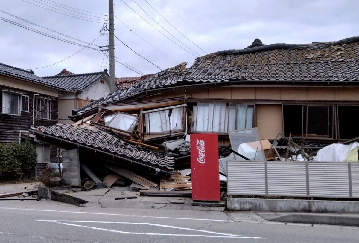 RUMAH roboh akibat gempa bumi di Wajima, Ishikawa, Jepun. FOTO Reuters