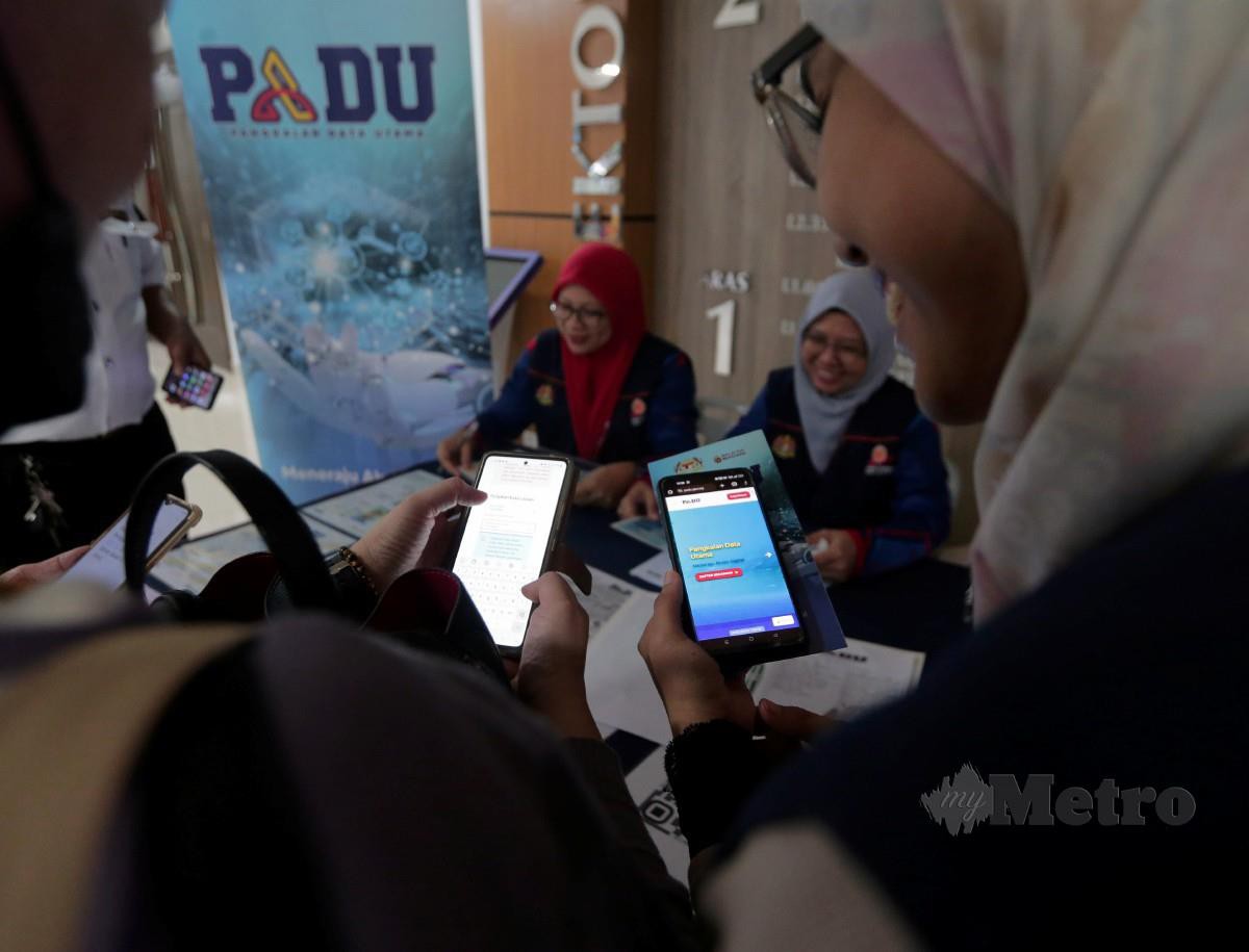 ORANG ramai hadir mengisi maklumat diri dalam Sistem PADU di kaunter penerangan yang dibuka untuk orang ramai di UTC Pasir Gudang, Johor. FOTO Nur Aisyah Mazalan