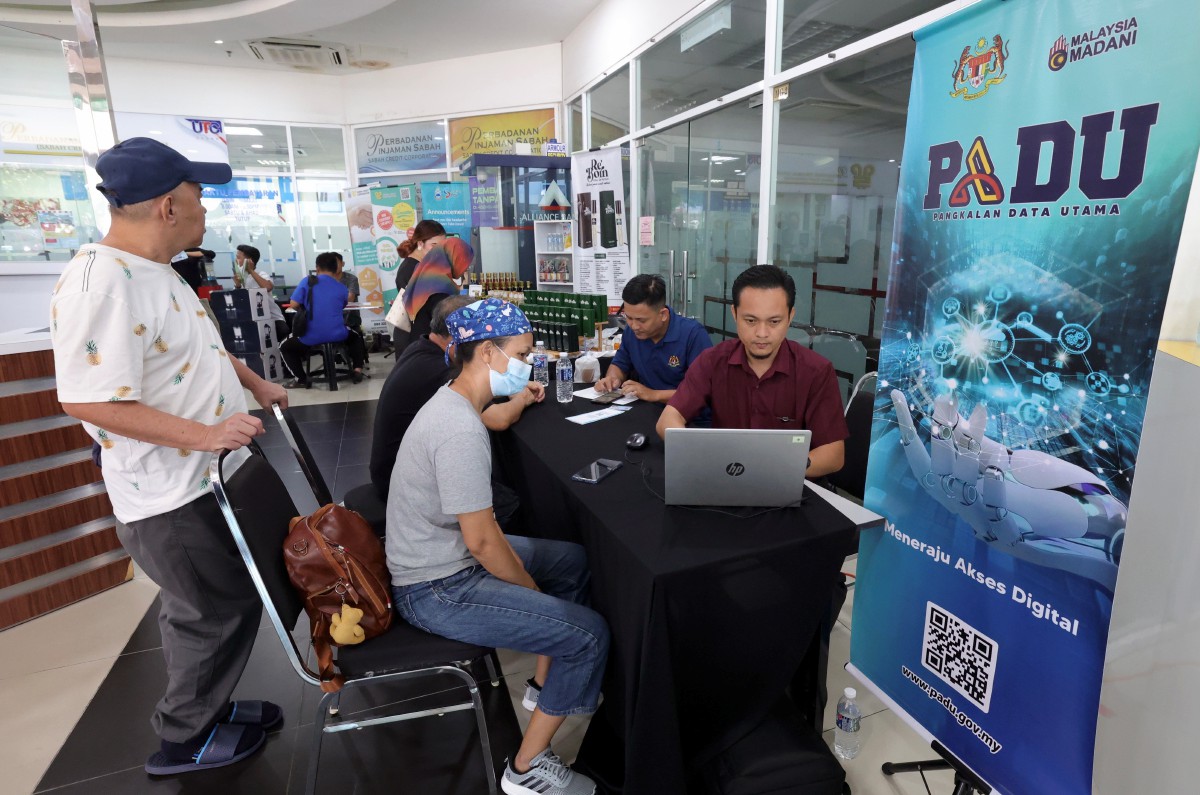 ORANG ramai mendaftar di kaunter Sistem PADU yang disediakan Jabatan Perangkaan Sabah di UTC Kota Kinabalu, semalam. FOTO Bernama