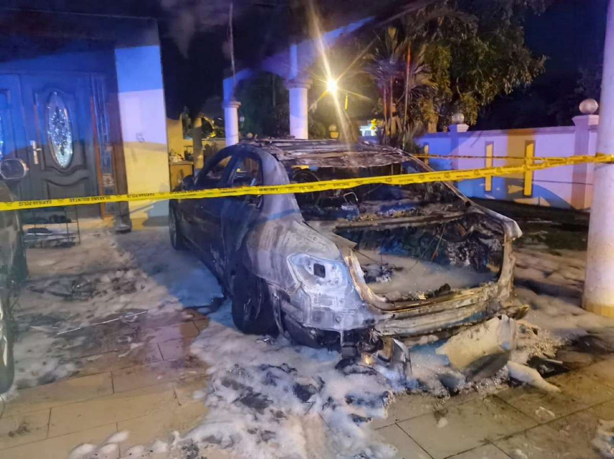 Kediaman dan tiga kereta milik Ahli Parlimen Beruas, Datuk Ngeh Koo Ham di Lorong Semarak Jaya, Ayer Tawar, di sini terbabit kebakaran Rabu lalu. FOTO IHSAN BOMBA.