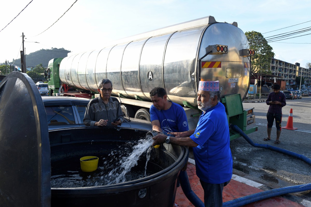 PENDUDUK di sekitar kawasan Batu Maung, Georgetown mendapatkan bekalan air dari sebuah lori bersaiz jumbo, kelmarin. FOTO BErnama