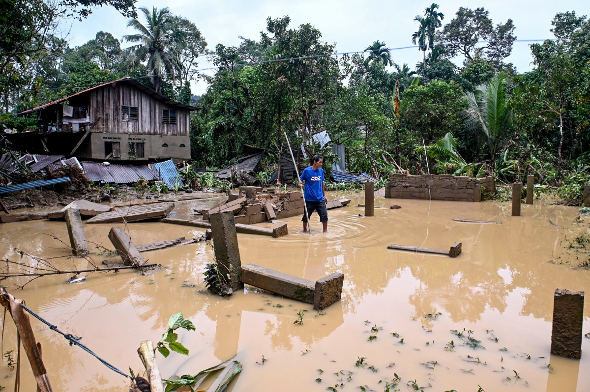 PENDUDUK setempat, Tengku Alwi Tengku Ahmad, 64, sayu selepas rumah didiaminya dihanyutkan arus deras dalam kejadian banjir besar semalam ketika tinjauan di Kampung Shukor, Dungun. Banjir yang membawa arus deras di Kampung Shukor petang semalam menyebabkan dua rumah penduduk runtuh dan hanyut manakala kira-kira enam buah rumah lagi turut terjejas. FOTO Bernama