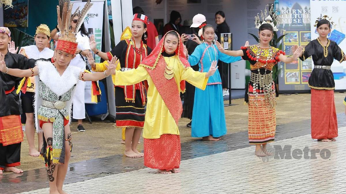 AKTIVITI kebudayaan menarik pengunjung di KJH Segulai Sejalai Sarawak di Dataran Perayaan Petra Jaya di kompleks Stadium Sarawak. FOTO Media Prima Berhad