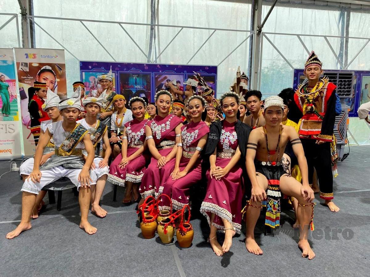 KUMPULAN penari yang membuat persembahan pada Karnival Jom Heboh Sarawak Segulai Sejalai. FOTO Asrizal Aris