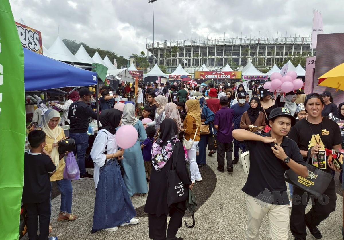 PENGUNJUNG ke Karnival Jom Heboh Segulai Sejalai Sarawak di Dataran Perayaan Petra Jaya, Kuching. FOTO Mohd Roji Kawi