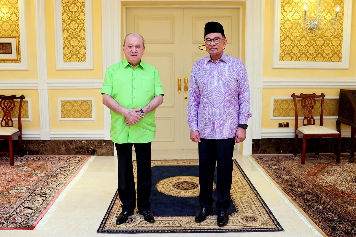SULTAN Ibrahim berkenan menerima menghadap Anwar di Istana Negara. FOTO Bernama