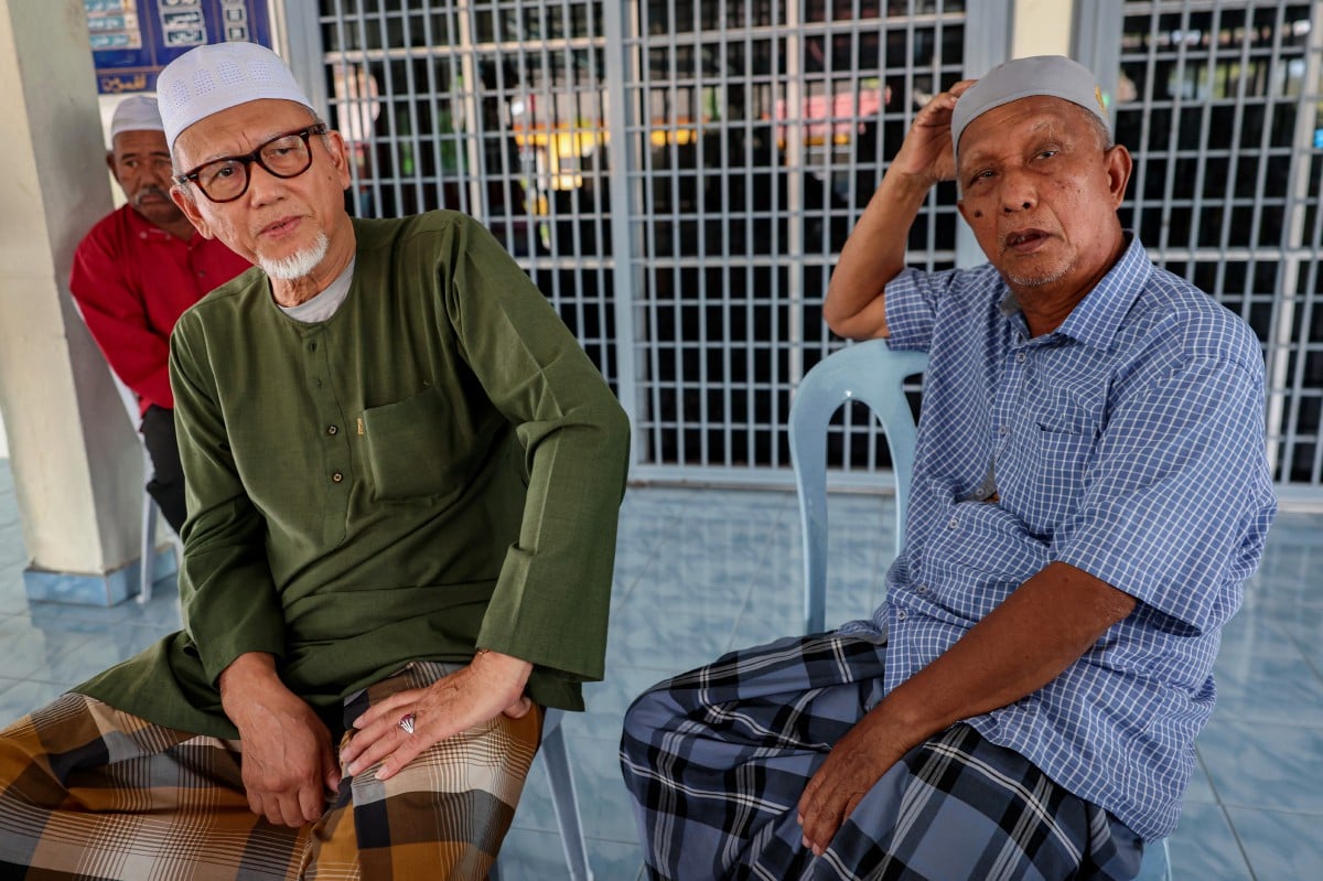 RAZALI (kiri) dan Mohd Isa (kanan) menceritakan kejadian menemui dua pendatang tanpa izin yang lolos dari Depot Tahanan Imigresen Bidor di Masjid Jamek Ar Rahmaniah Batu Melintang. Dua pendatang tanpa izin terbabit antara 131 pendatang tanpa izin yang telah melarikan diri pada Khamis lepas, dari blok lelaki Depot Tahanan Imigresen Bidor. FOTO Bernama