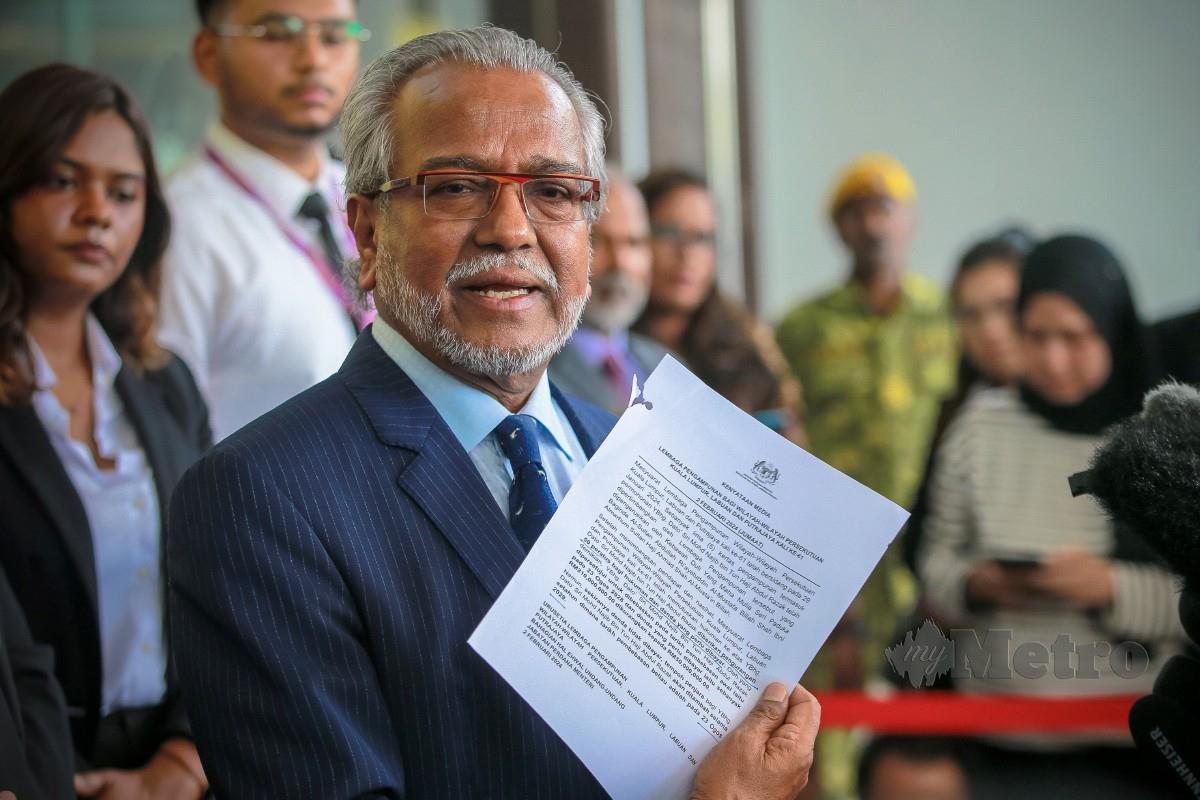 MUHAMMAD Shafee menunjukkan dokumen berkenaan Lembaga Pengampunan bagi Wilayah Persekutuan Kuala Lumpur, Labuan dan Putrajaya kali ke-61 ketika sidang media. FOTO Asyraf Hamzah