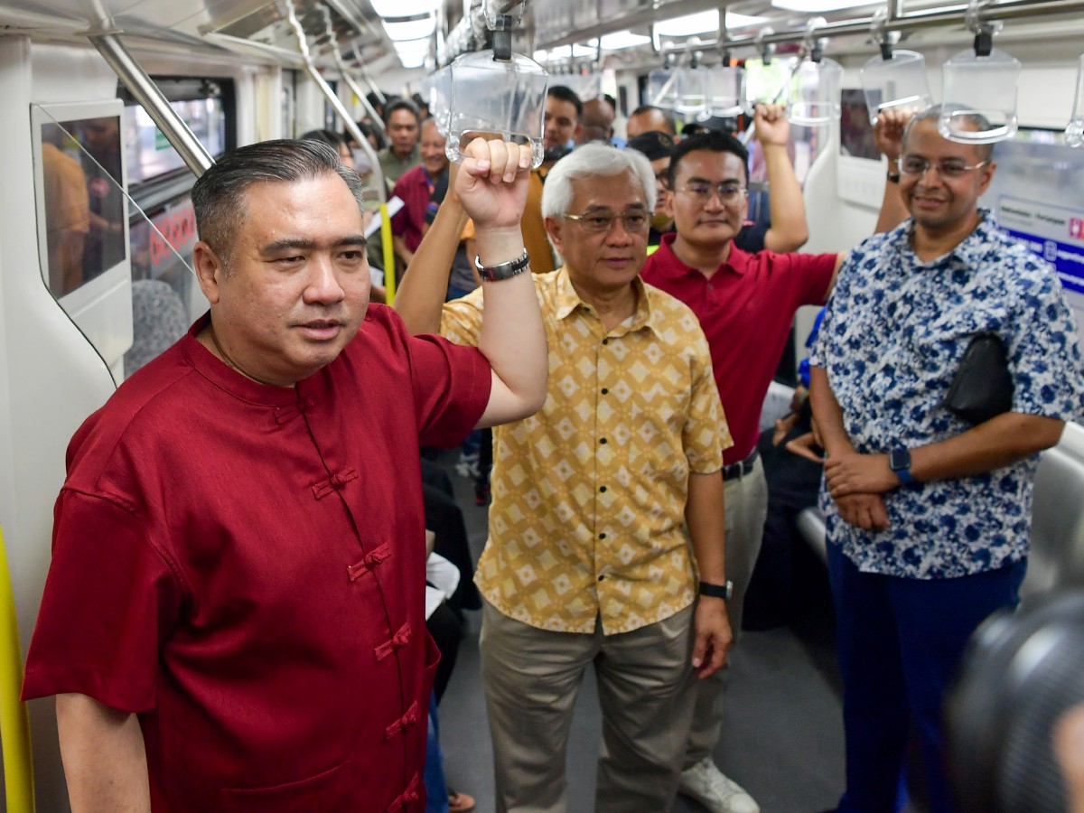 ANTHONY Loke (kiri) menaiki LRT menuju ke Stesen Masjid Jamek selepas sidang media pembukaan semula laluan antara Stesen Masjid Jamek dan Bandaraya di Stesen Bandaraya. Turut hadir Pengerusi Prasarana Tan Sri Jamaludin Ibrahim (dua, kiri) dan Presiden merangkap Ketua Pegawai Eksekutif Kumpulan Prasarana Mohd Azharuddin Mat Sah (dua, kanan). FOTO Bernama