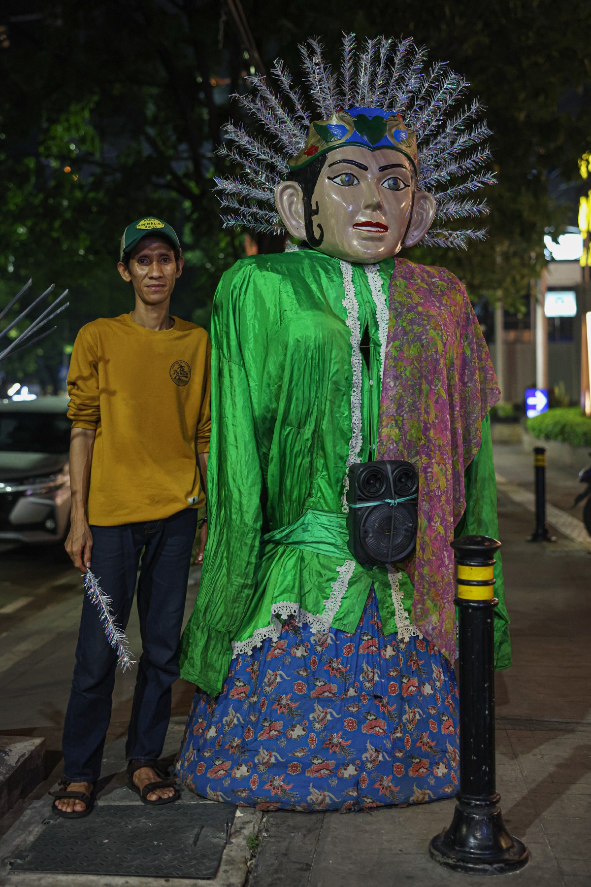 MUHAMMAD Yahya bersama kostum gergasi seberat 20 kilogram bermotifkan figura lagenda masyarakat Betawi setinggi dua meter yang dikenali sebagai Ondel-Ondel. FOTO Bernama