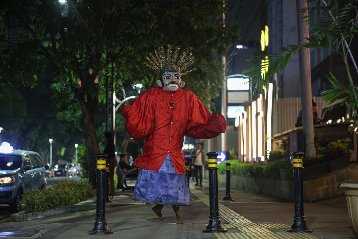 SEBUAH kostum gergasi seberat 20 kilogram bermotifkan figura lagenda masyarakat Betawi setinggi dua meter yang dikenali sebagai Ondel-Ondel, dipakai oleh seorang penghibur jalanan ketika tinjauan di sekitar ibu kota Jakarta. FOTO Bernama