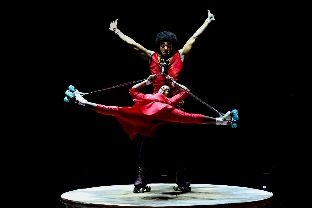 Aksi akrobatik berkasut roda daripada artis Great Pacific Circus. FOTO Bernama