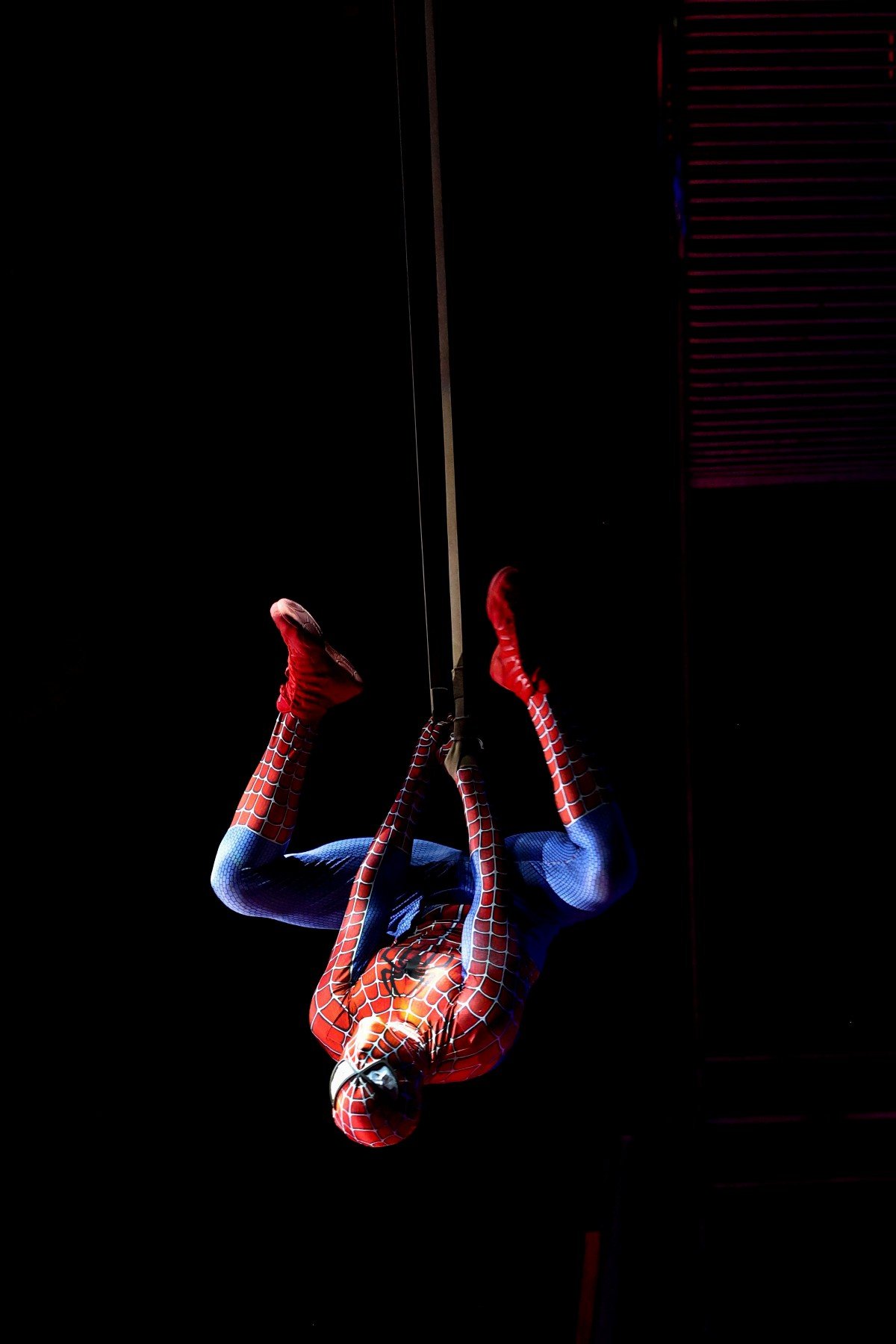 Artis Great Pacific Circus meniru aksi akrobatik watak Spiderman ketika persembahan. FOTO Bernama