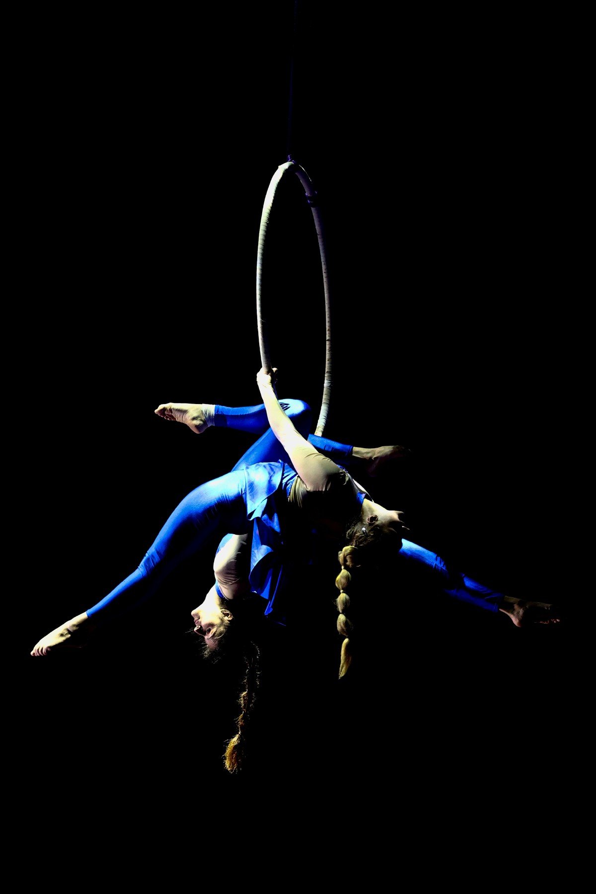 Aksi akrobatik dua artis Great Pacific Circus. FOTO Bernama