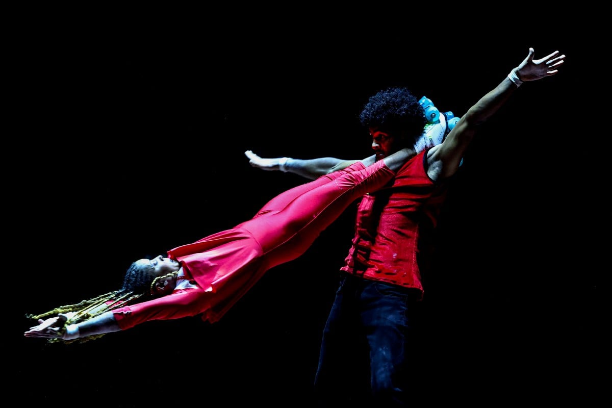 Aksi akrobatik dua artis Great Pacific Circus. FOTO Bernama