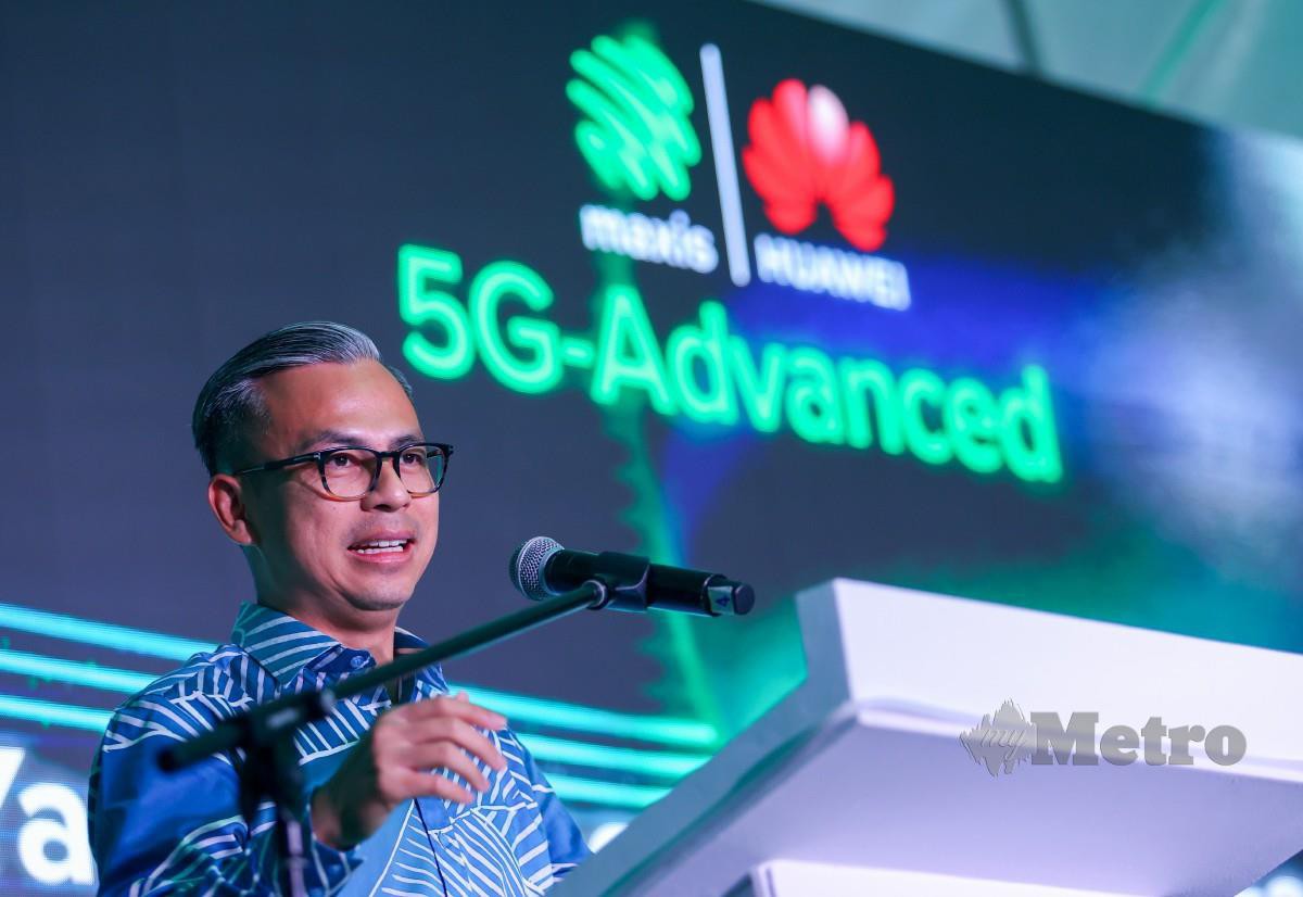 FAHMI menyampaikan ucapan perasmian pada majlis perasmian Maxis 5G Advanced Trial Showcase. FOTO Aswadi Alias