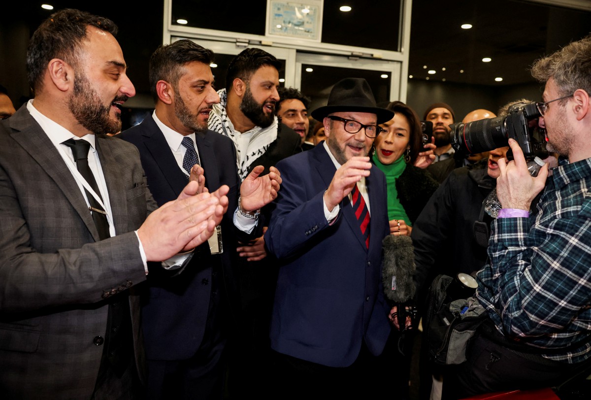 GALLOWAY (depan, empat kiri) berucap selepas kemenangannya di Rochdale, berhampiran Manchester. FOTO Reuters