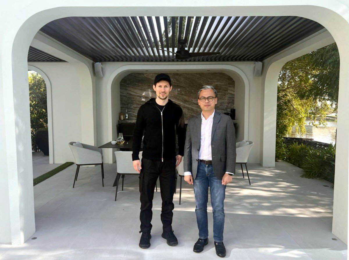 FAHMI (kanan) bergambar bersama Durov selepas sesi pertemuan. FOTO Bernama