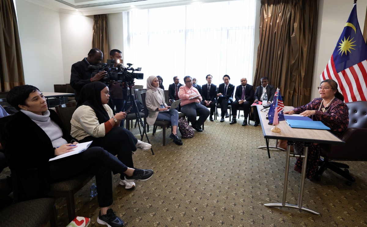 SHARRINA (kanan) ketika sidang media sempena lawatan rasmi Perdana Menteri Datuk Seri Anwar Ibrahim ke Australia. FOTO Bernama