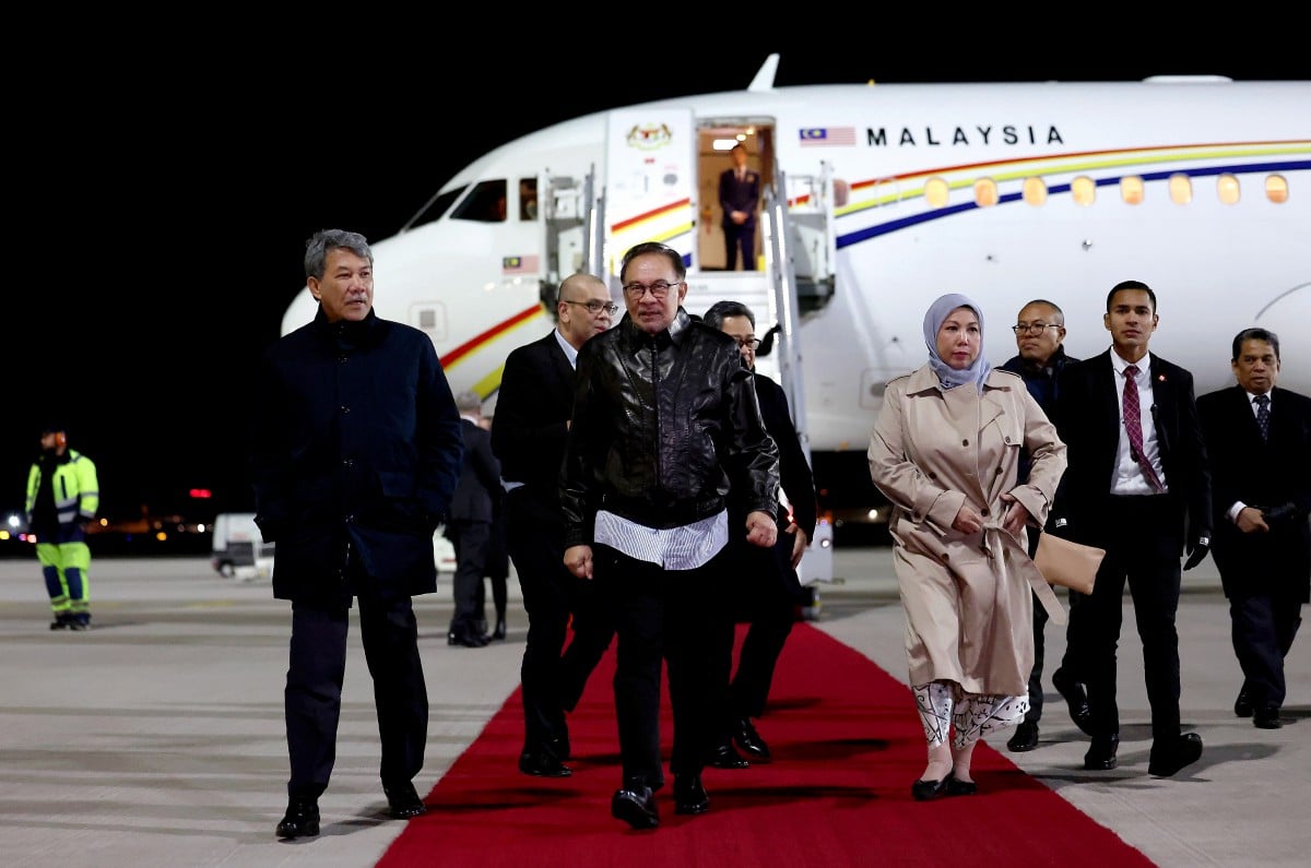 ANWAR tiba Lapangan Terbang Brandenburg Berlin, disambut Mohamad Hasan (kiri), Adina (empat kanan) dan pegawai kerajaan Jerman. FOTO Bernama